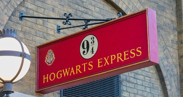 Sign for platform 9 and three quarters at kings cross station Un